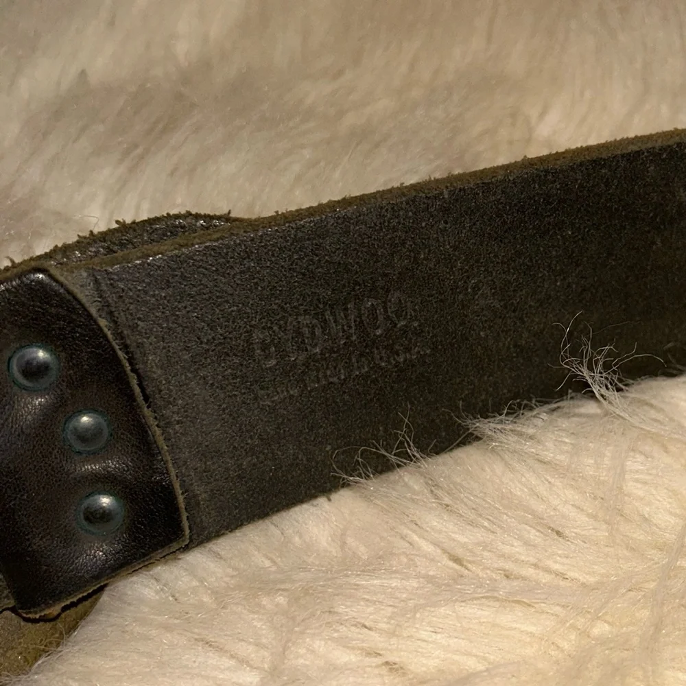 VTG CYDWOQ Distressed Wide Leather Belt w/Floral Boho Buckle #23636-50 36”-37” - Picture 7 of 16